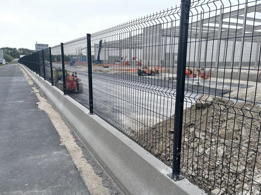 Clôture rigide avec poteaux sur platines à REIMS (51)