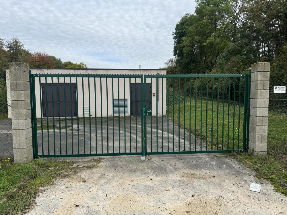 portail pivotant avec piliers béton