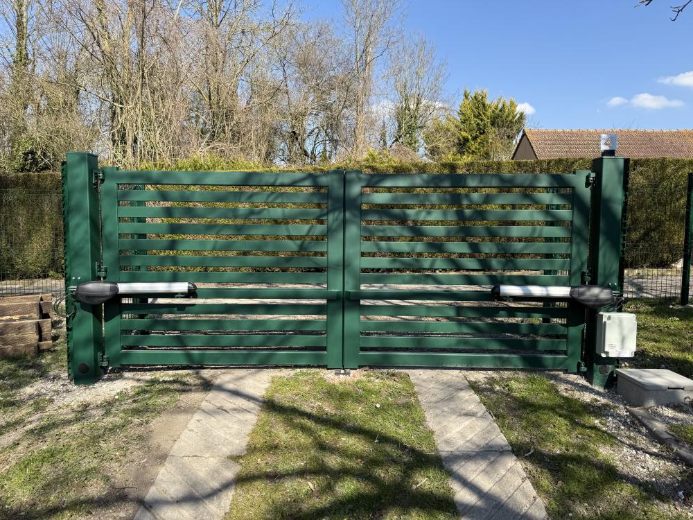 Portail en aluminium à Courcy (51)